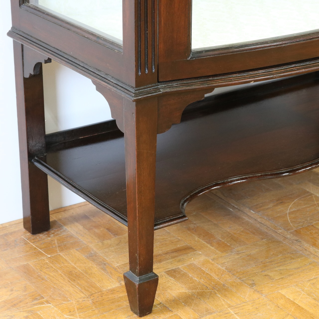 グラスキャビネット