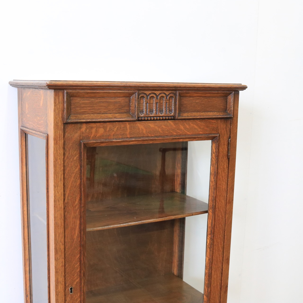 グラスキャビネット