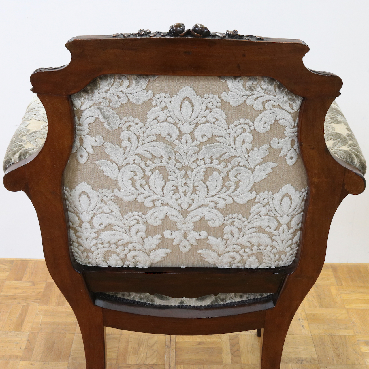 アームチェアー