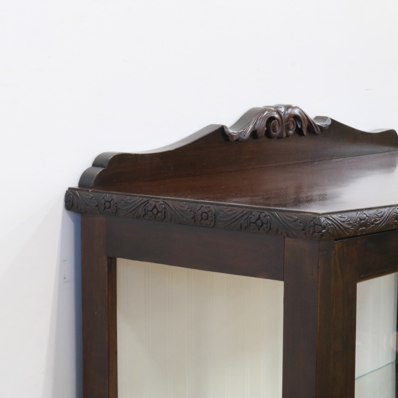 グラスキャビネット