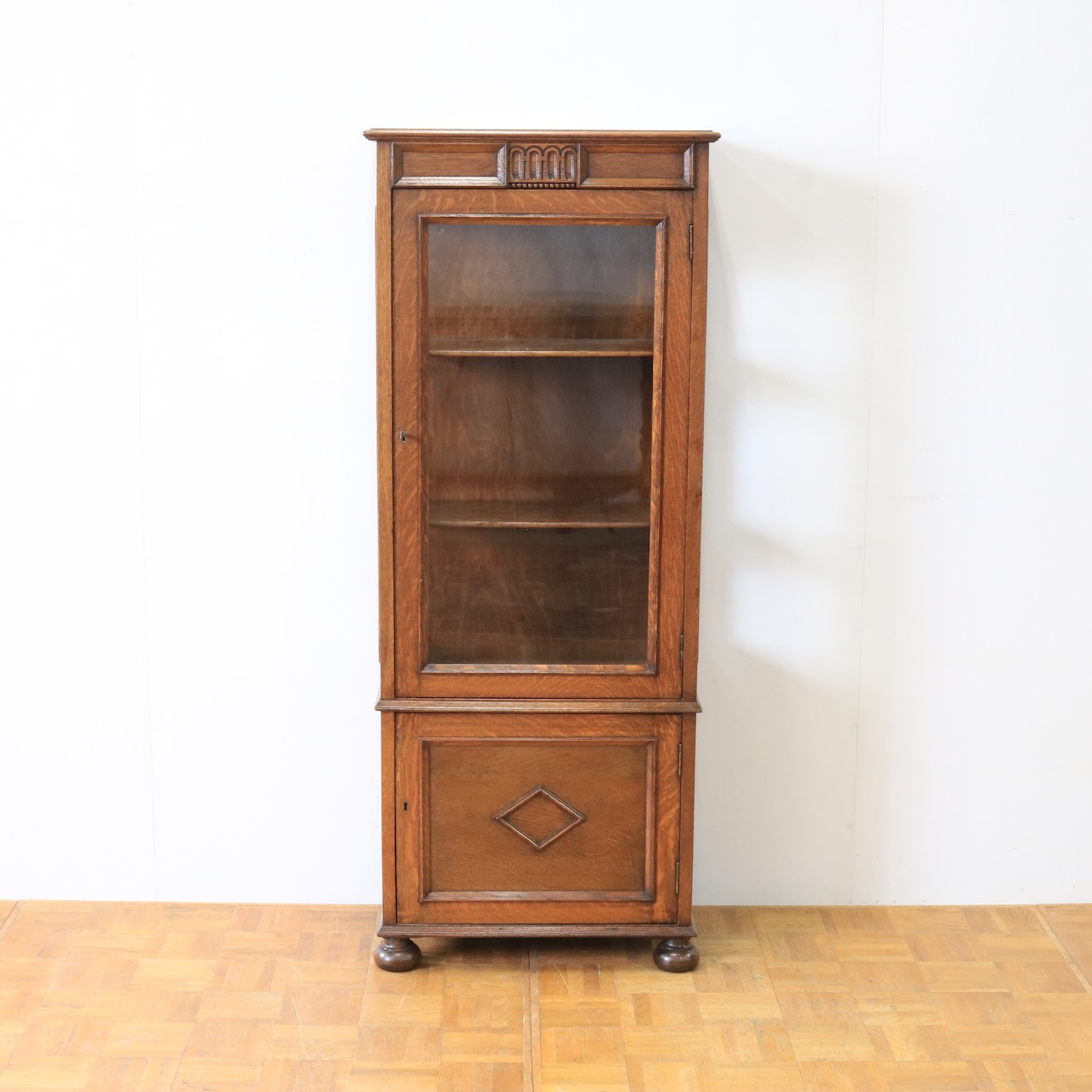 グラスキャビネット