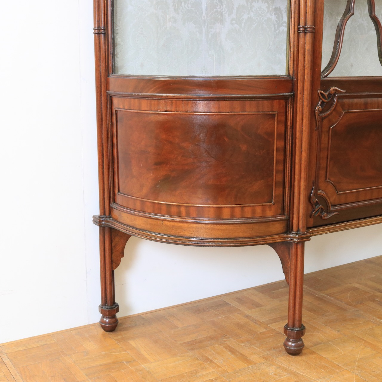 グラスキャビネット