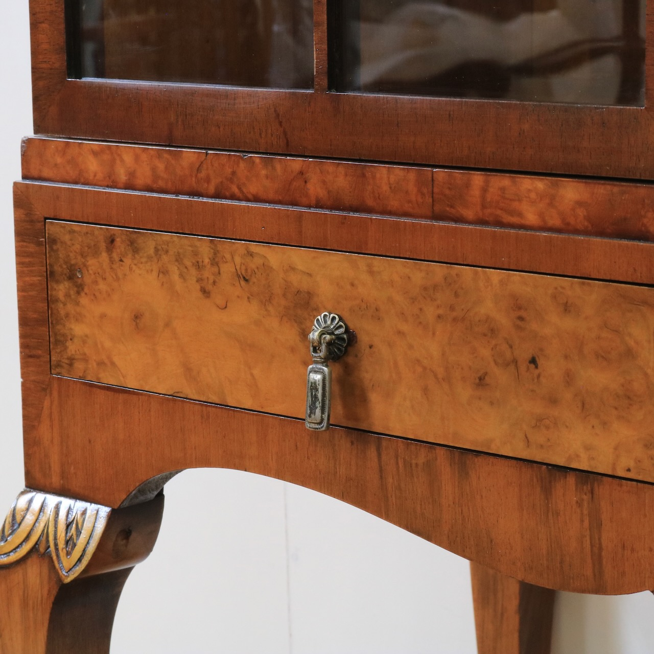 グラスキャビネット