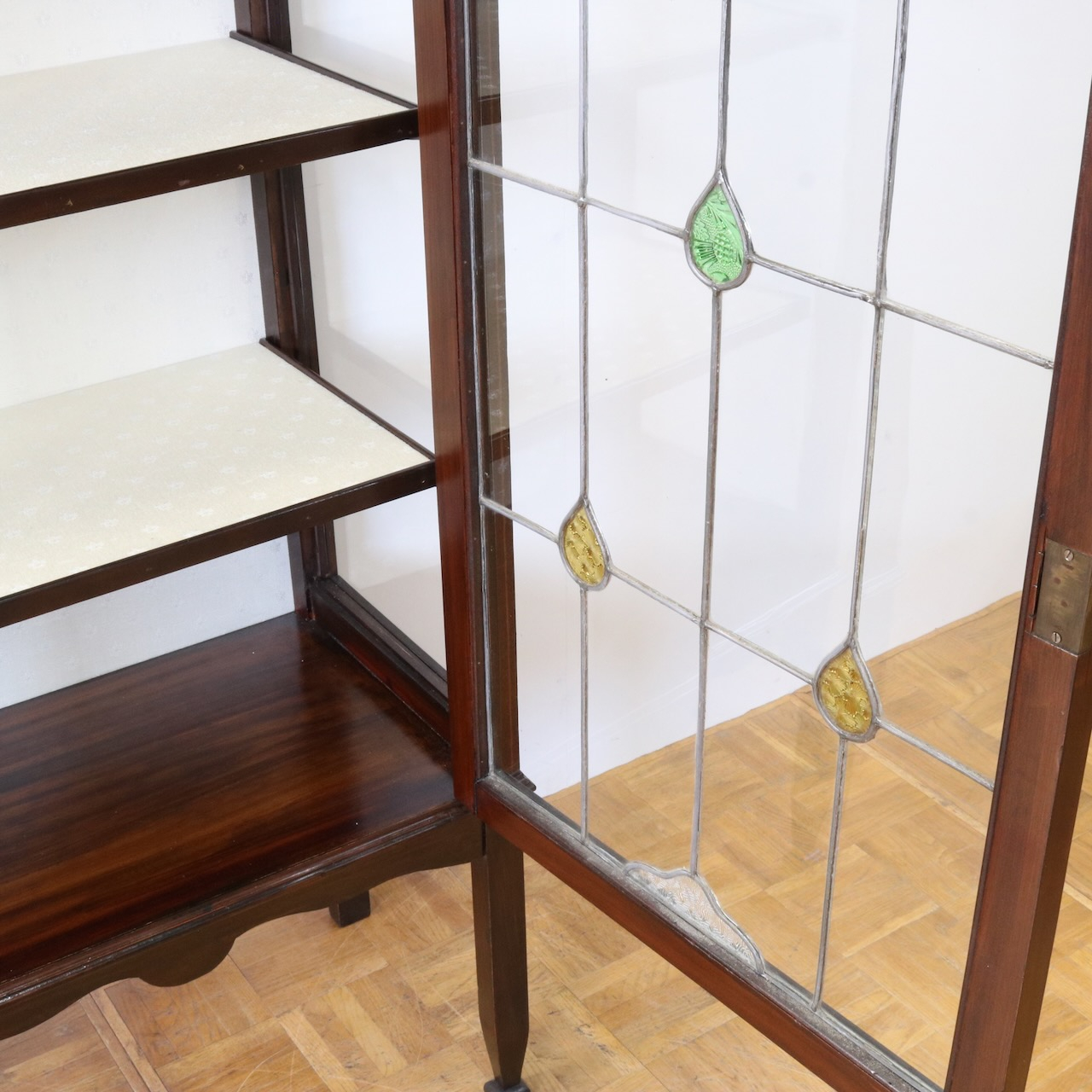 グラスキャビネット