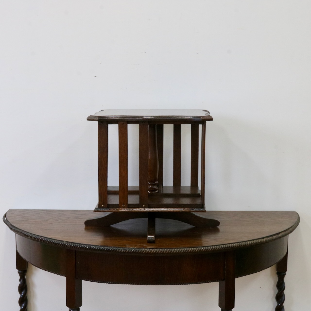 リボルビングブックケース