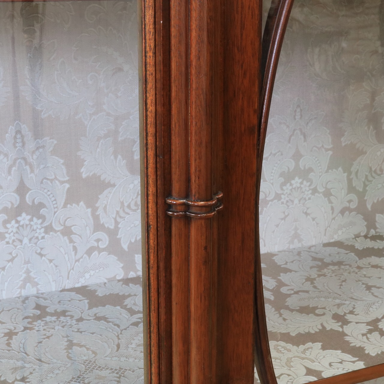 グラスキャビネット