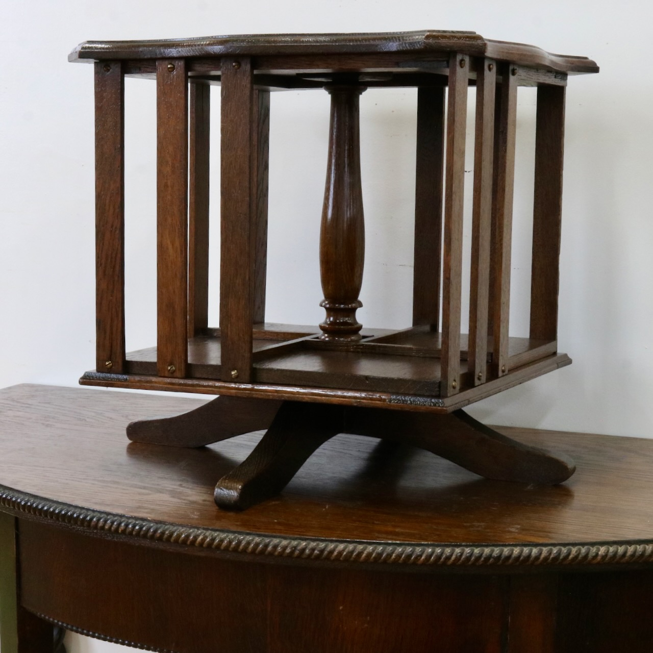 リボルビングブックケース