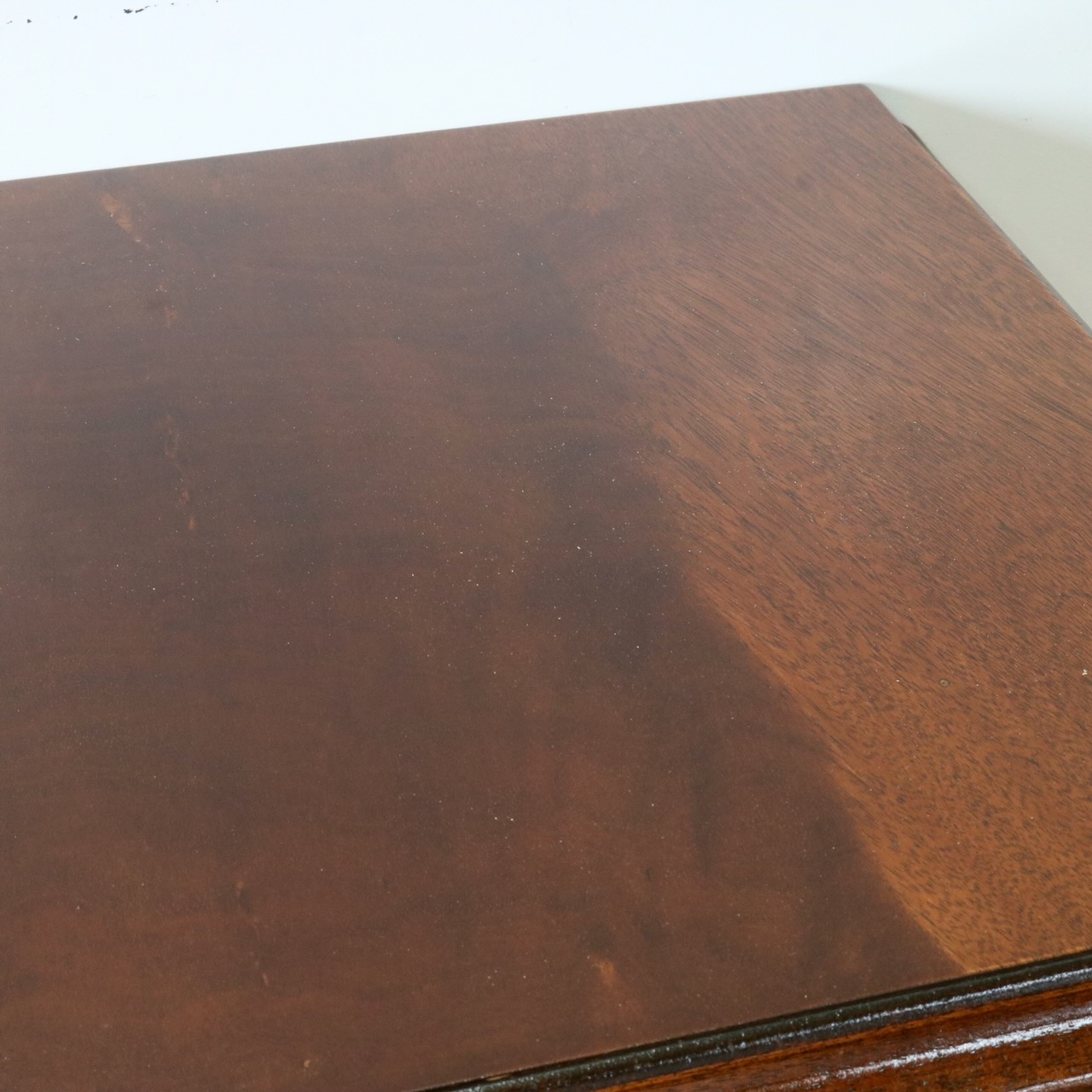 ベッドサイドチェスト