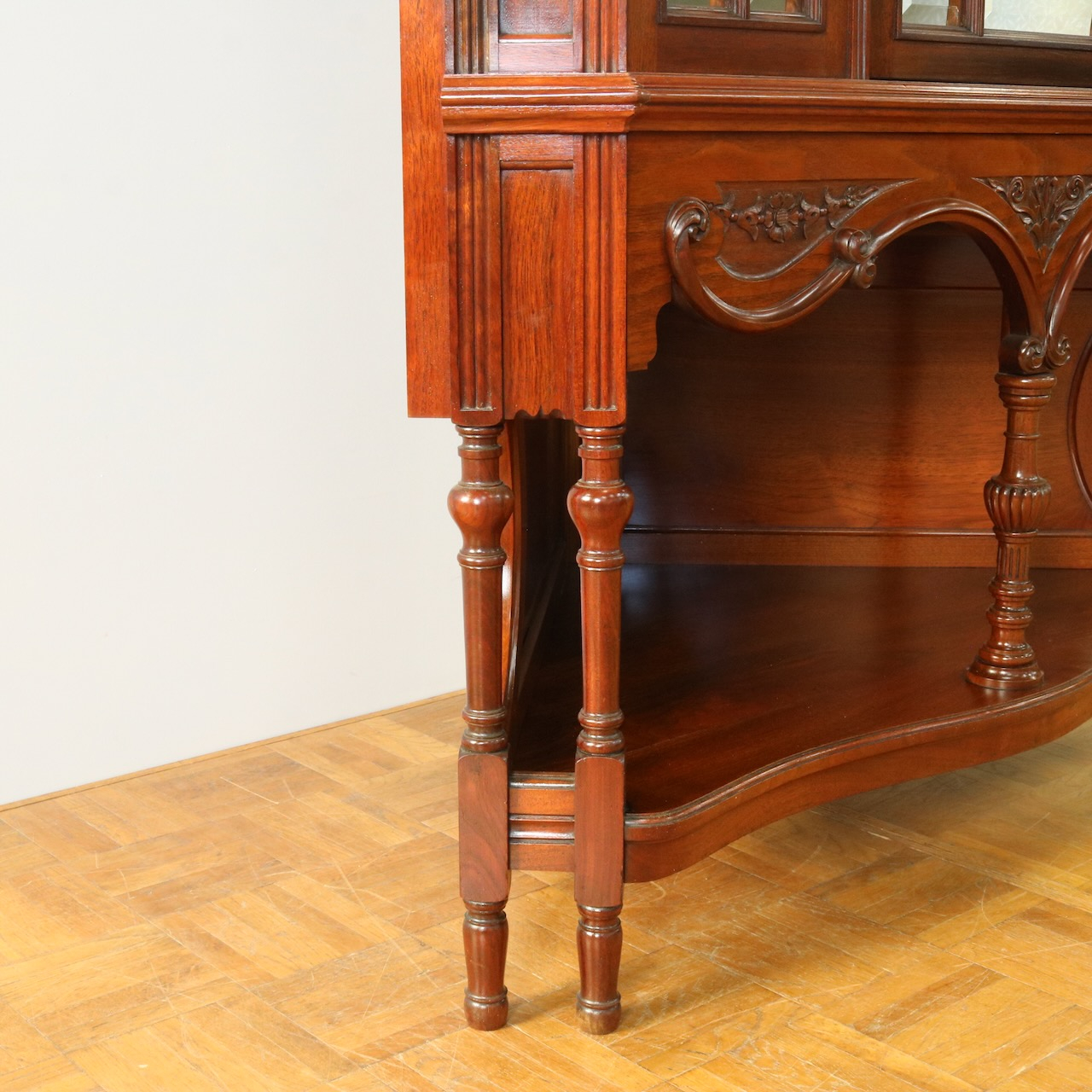 コーナーキャビネット