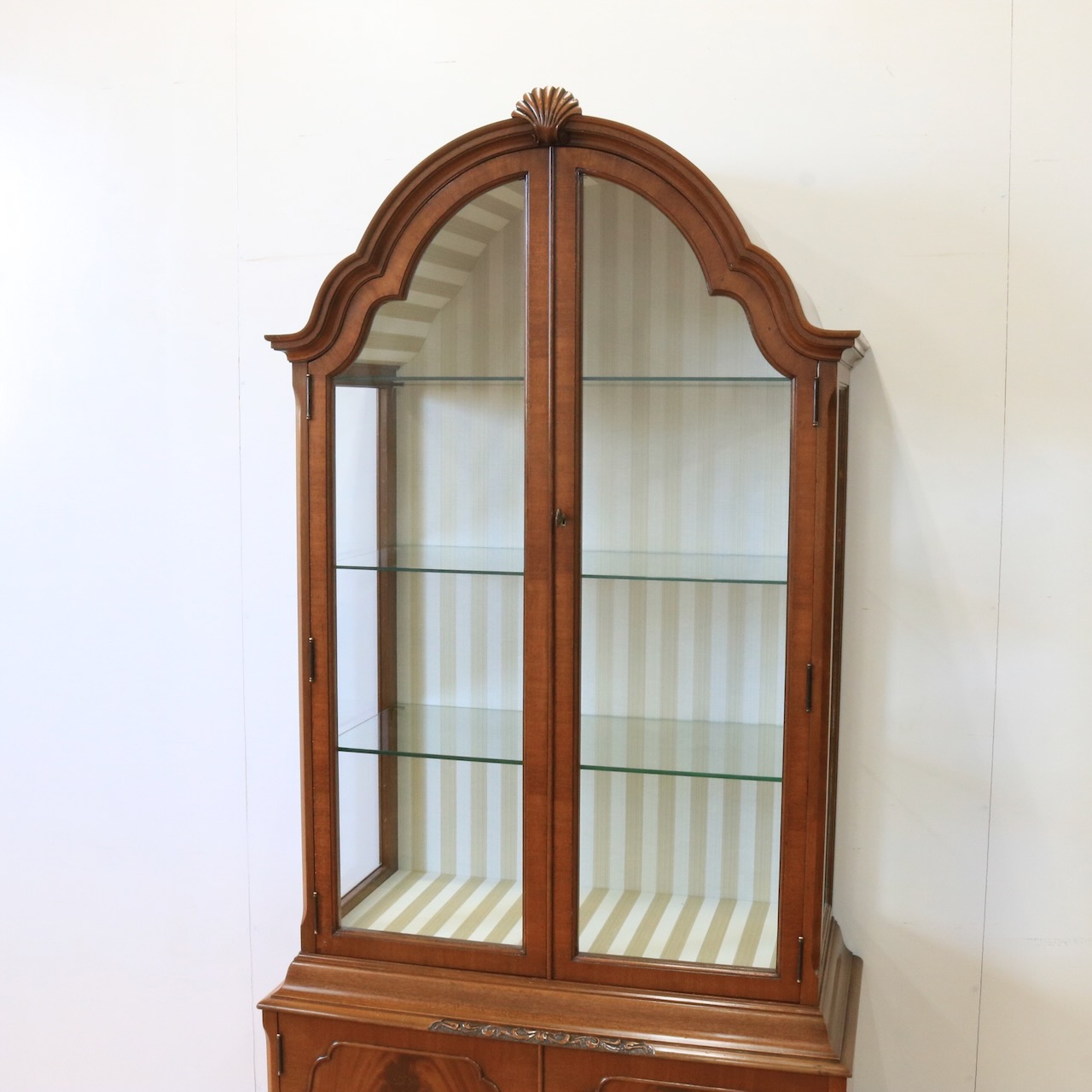 グラスキャビネット