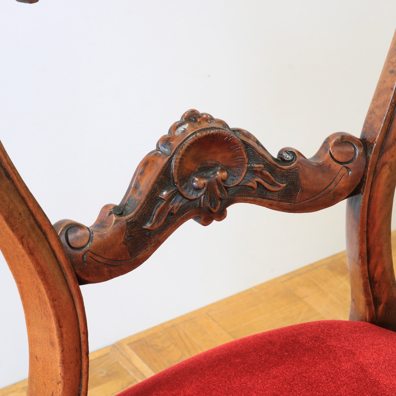 バルーンバックチェアー