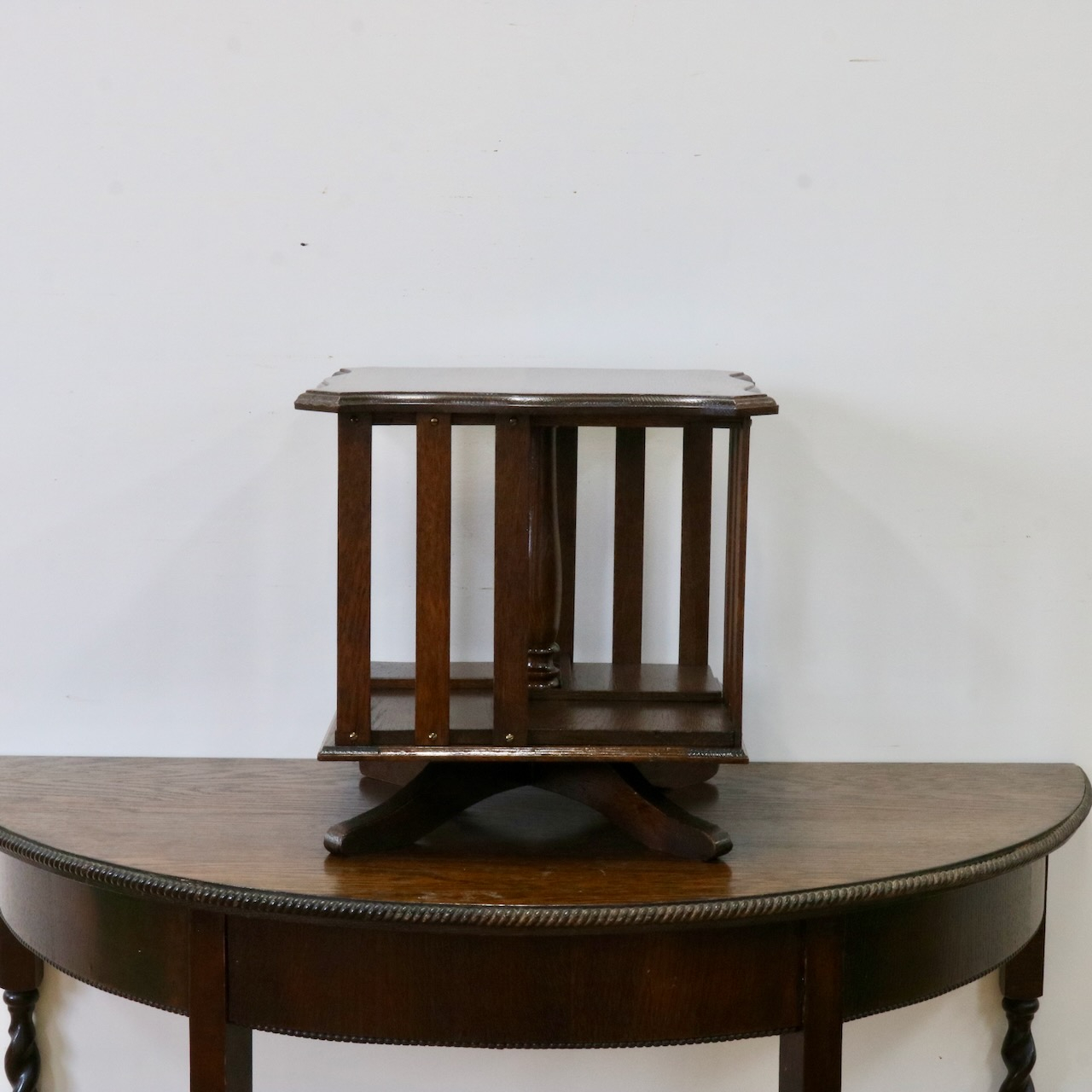 リボルビングブックケース