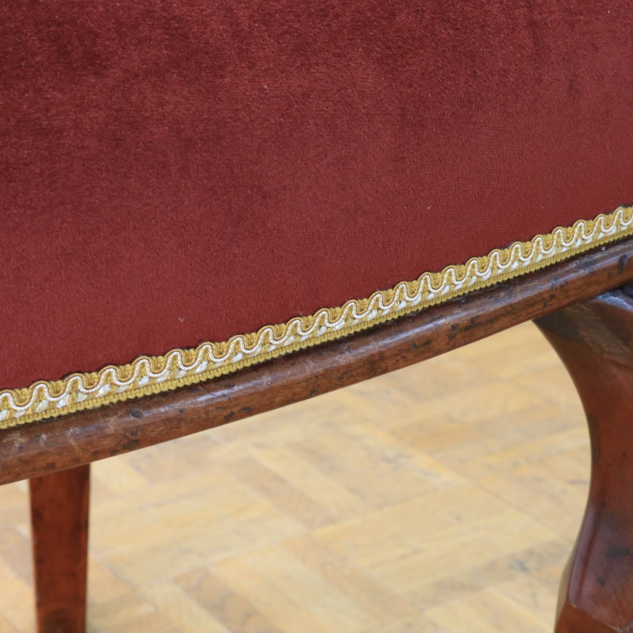 バルーンバックチェアー