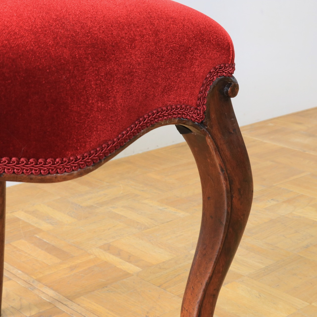 バルーンバックチェアー