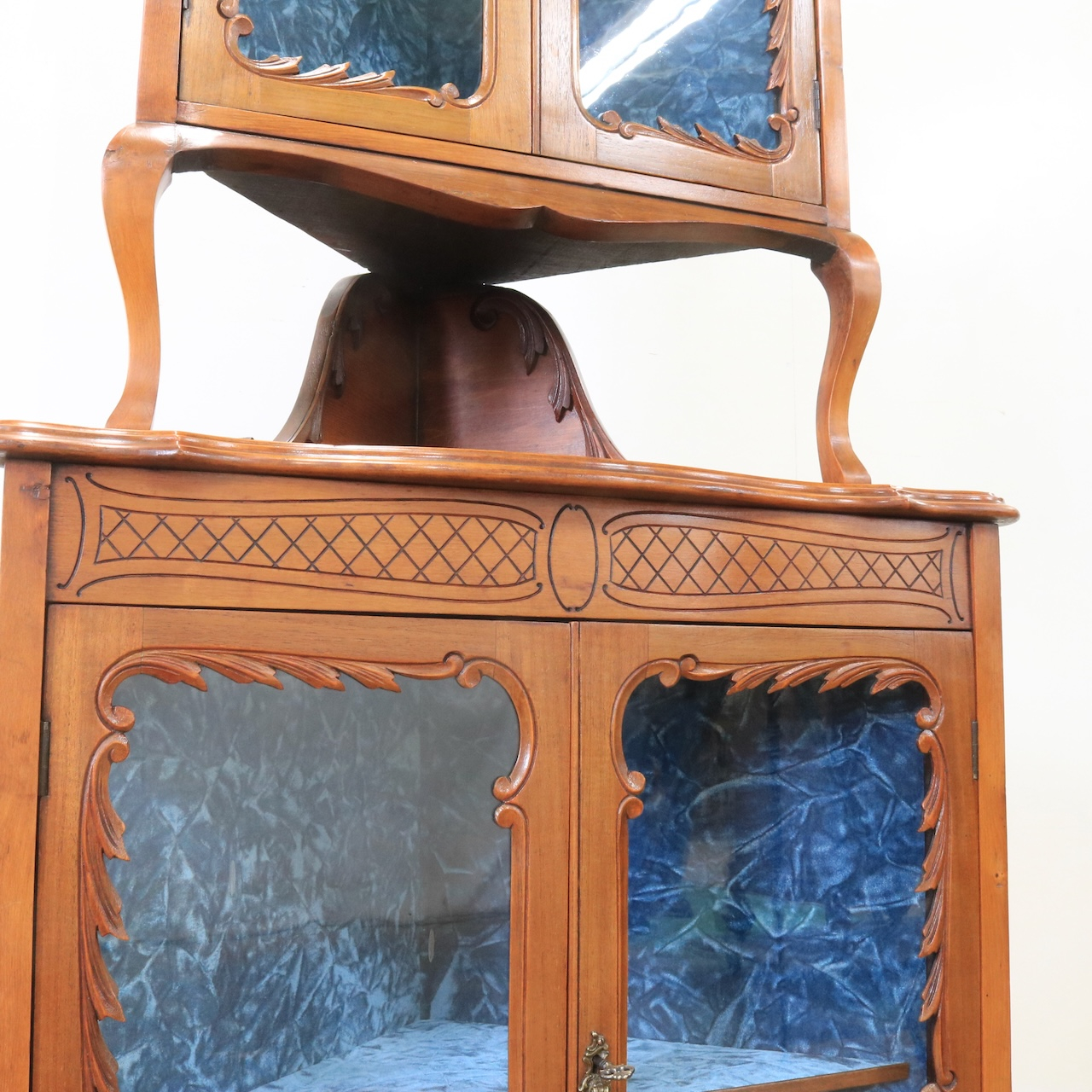 コーナーキャビネット