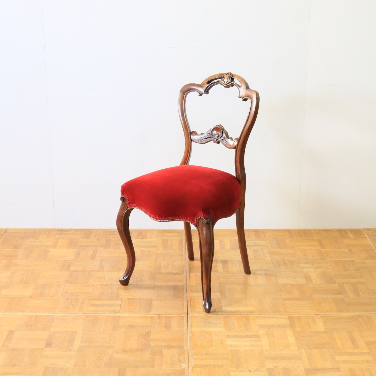 バルーンバックチェアー