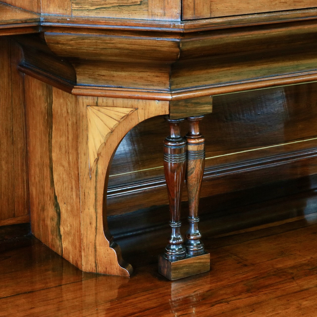 ミラーバックサイドボード