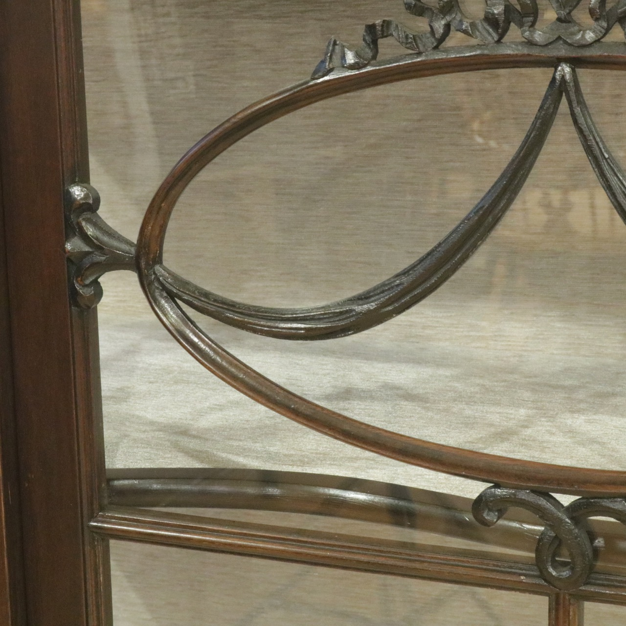 グラスキャビネット