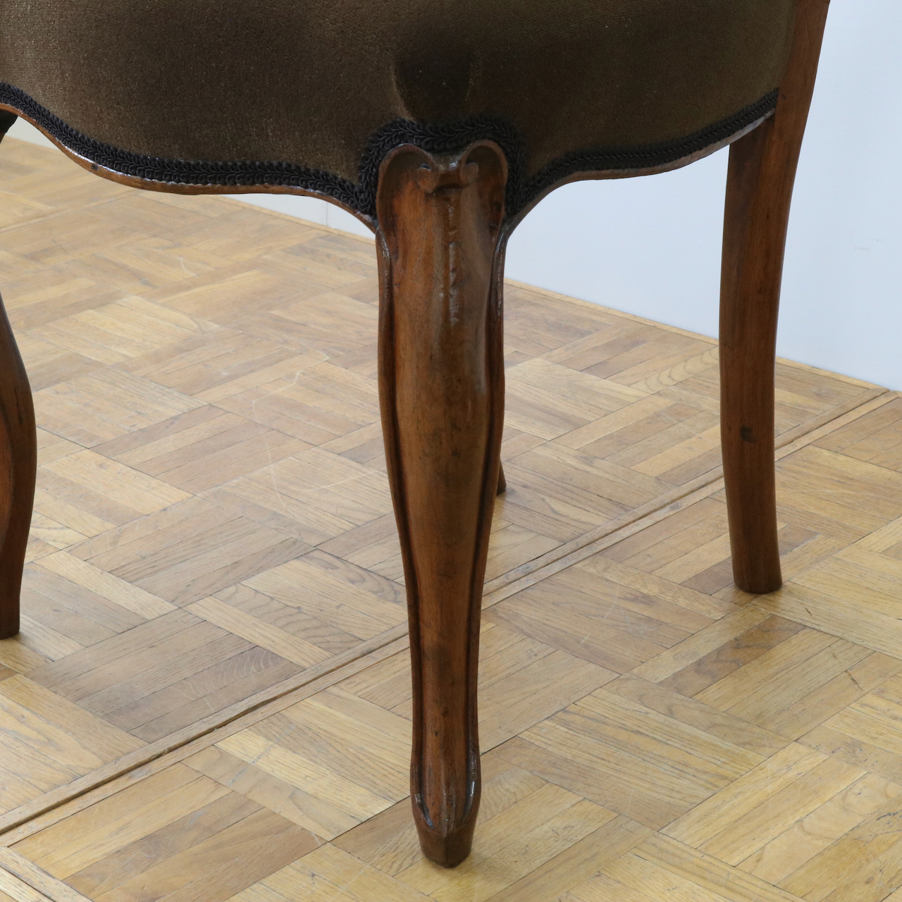 バルーンバックチェアー