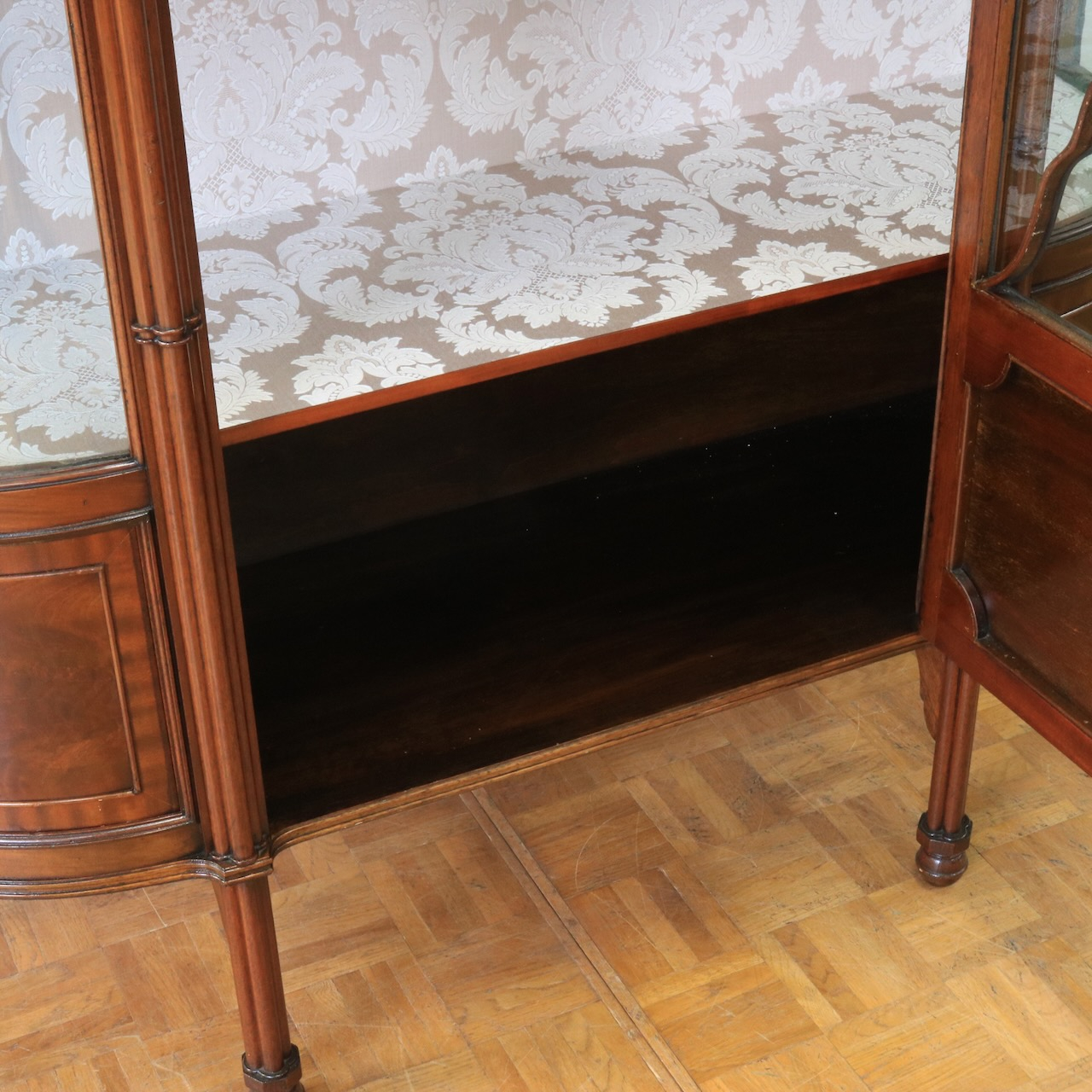 グラスキャビネット