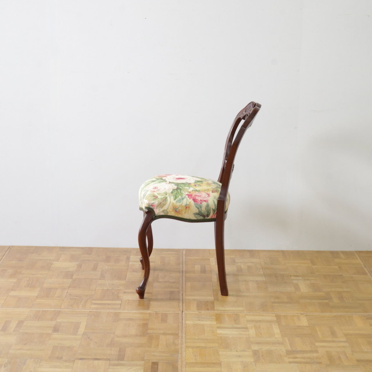 バルーンバックチェアー