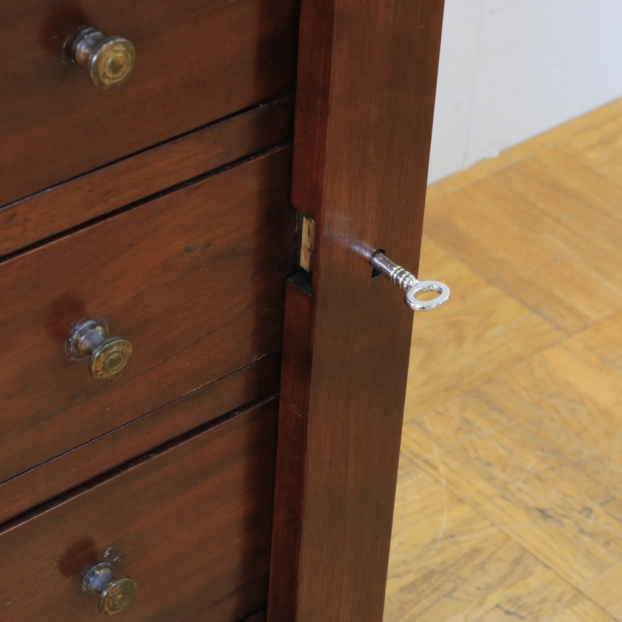 ベッドサイドチェスト