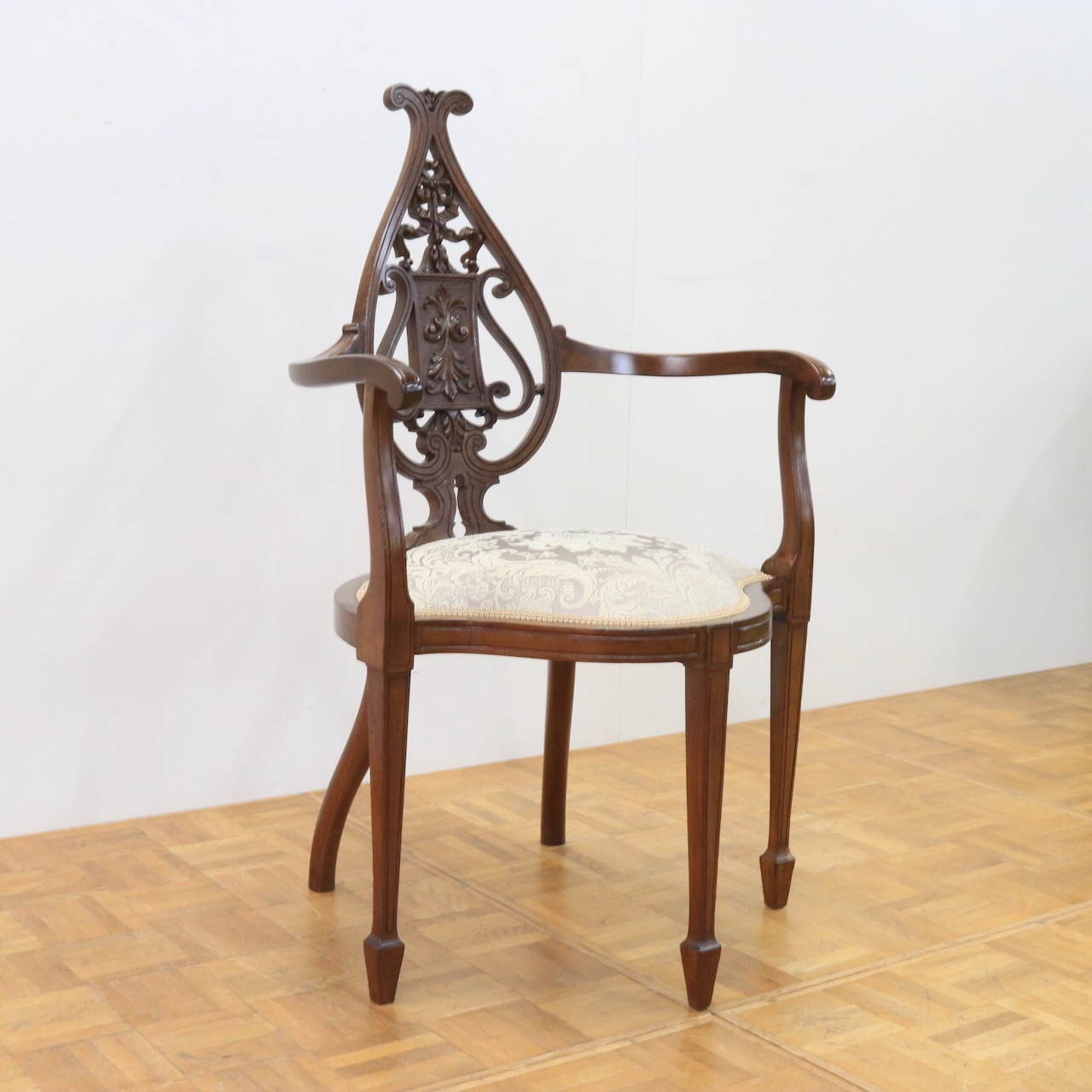 アームチェアー