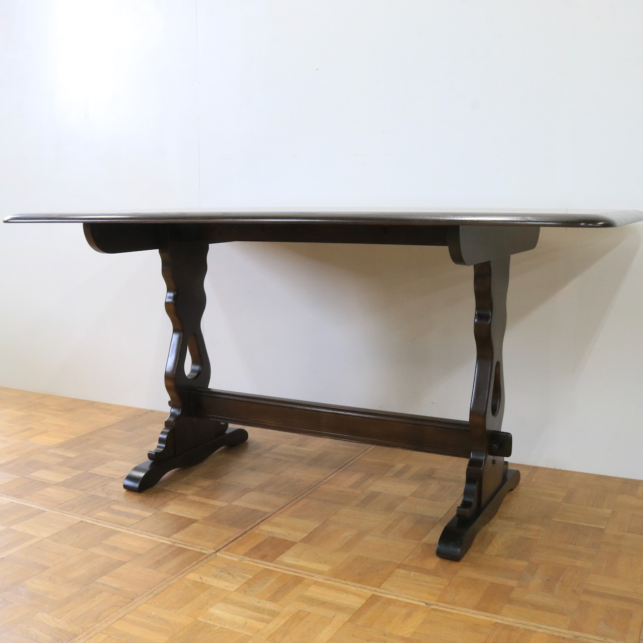 リフェクトリーテーブル