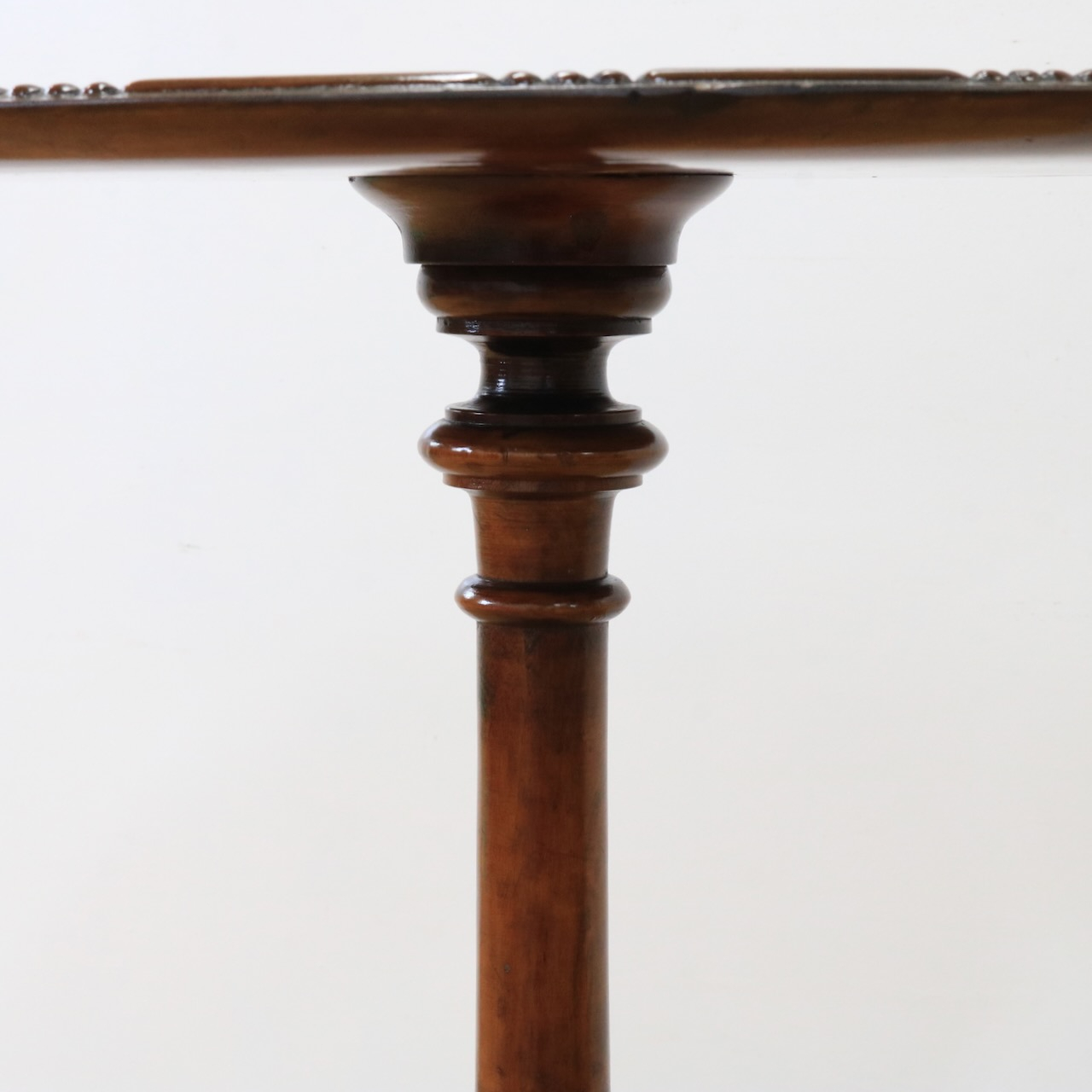 サイドテーブル