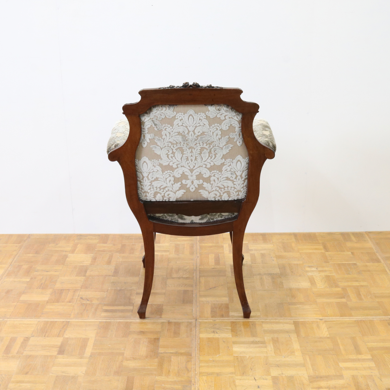 アームチェアー