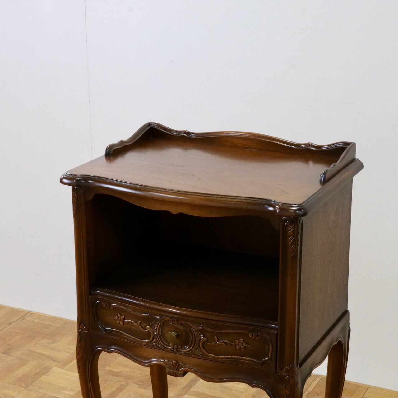 ペディスタルカップボード