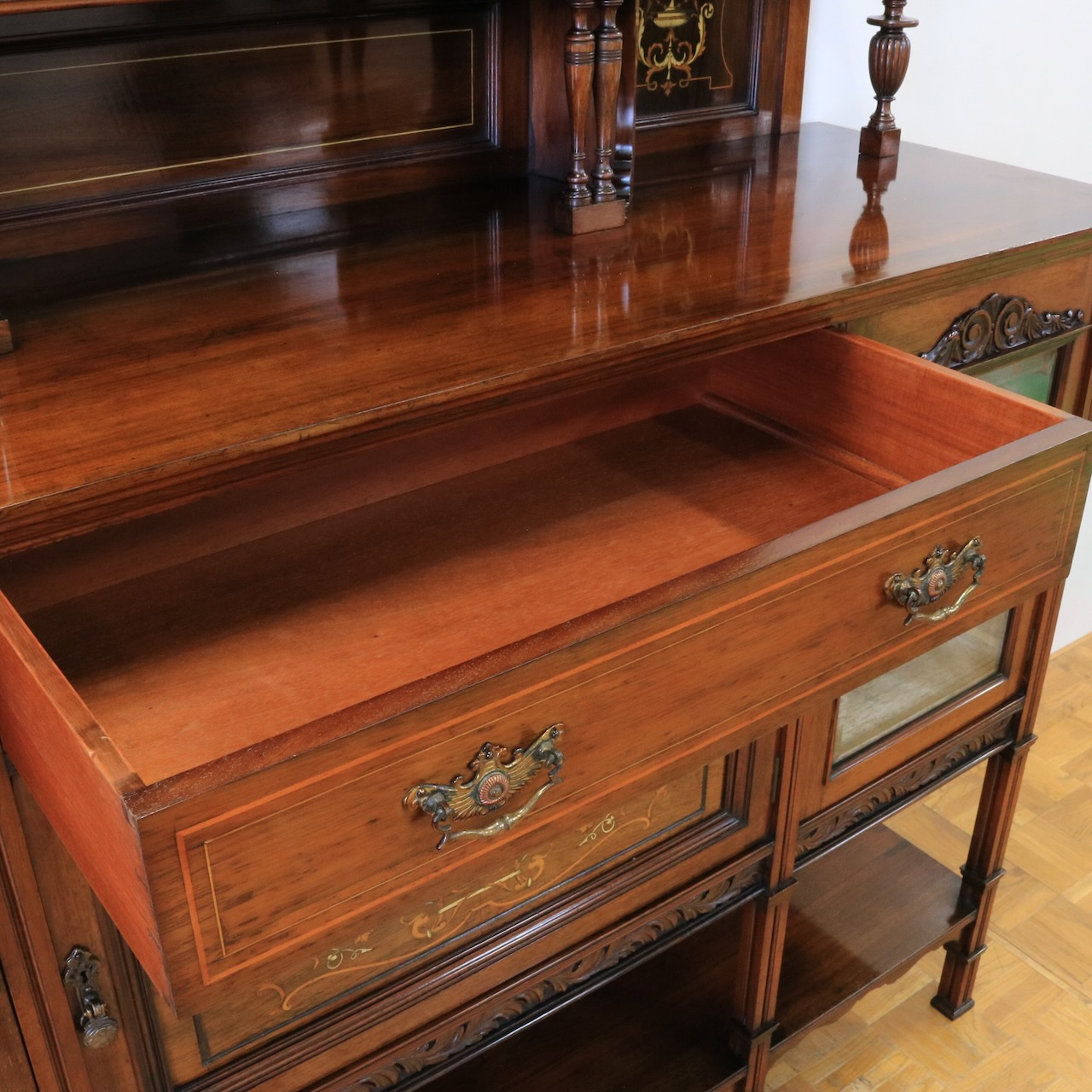 ミラーバックサイドボード