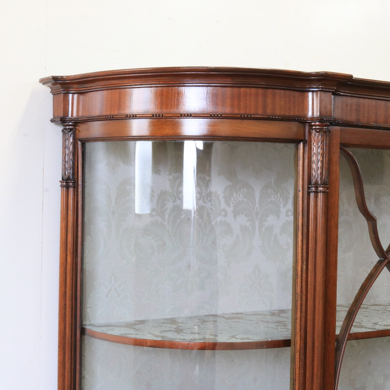 グラスキャビネット