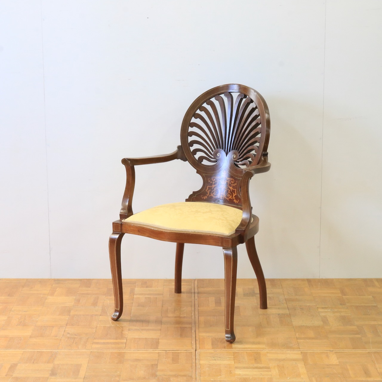 アームチェアー