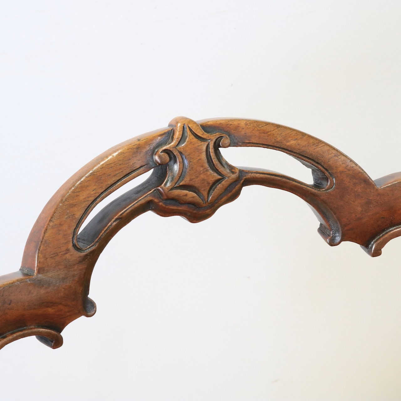 バルーンバックチェアー