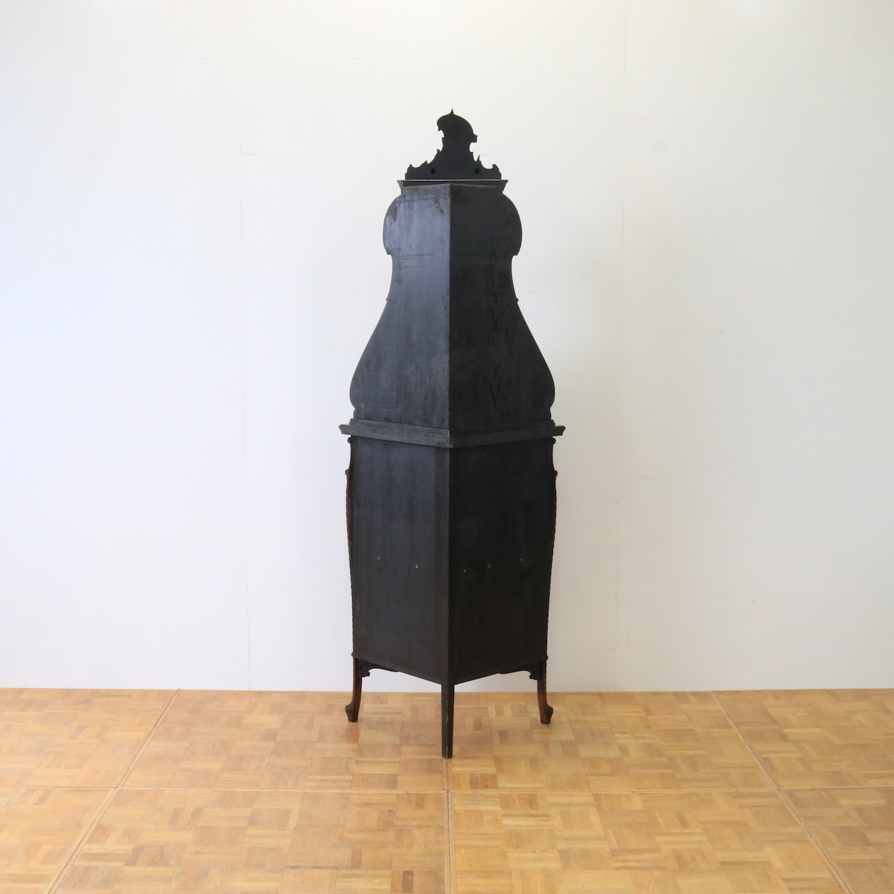 コーナーキャビネット