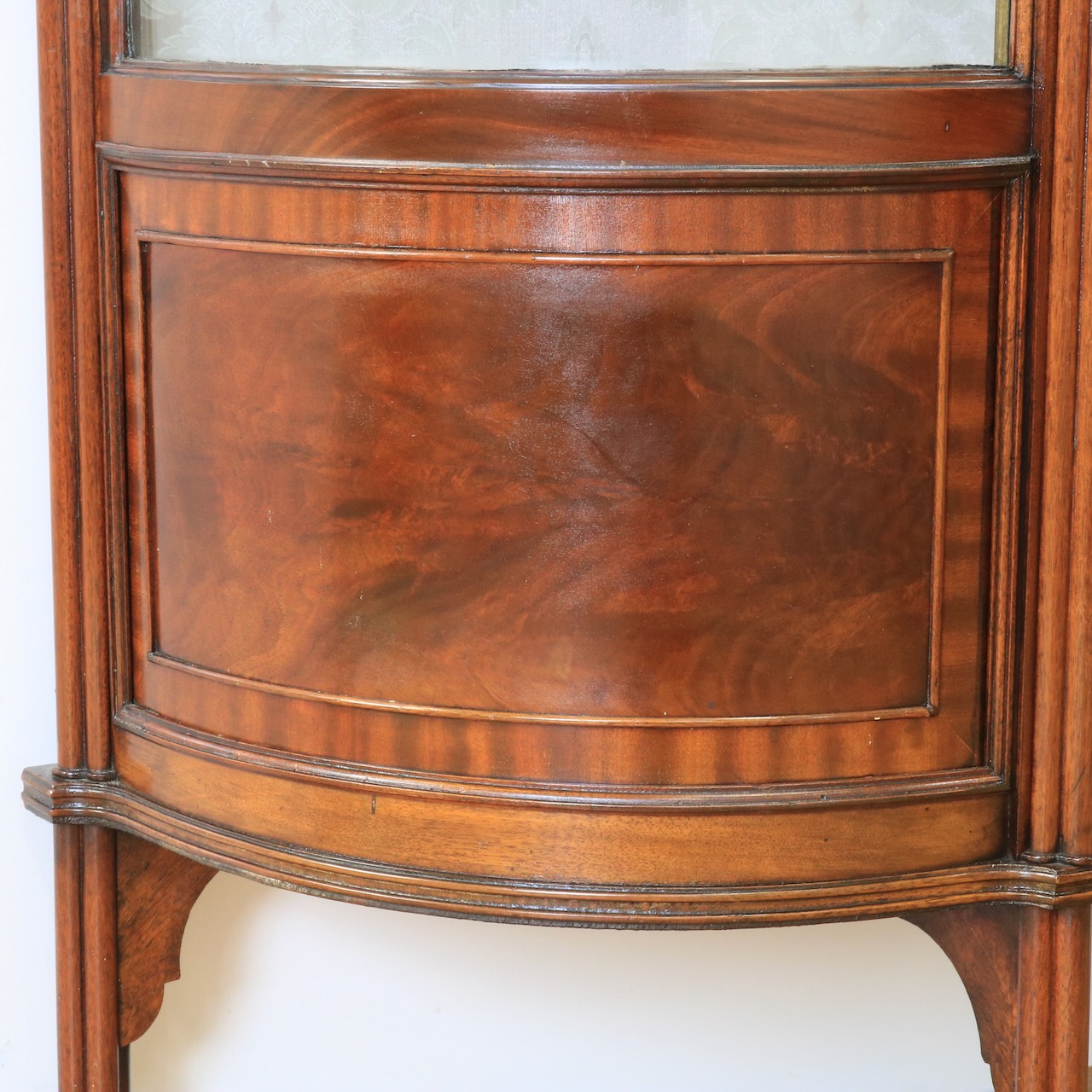 グラスキャビネット