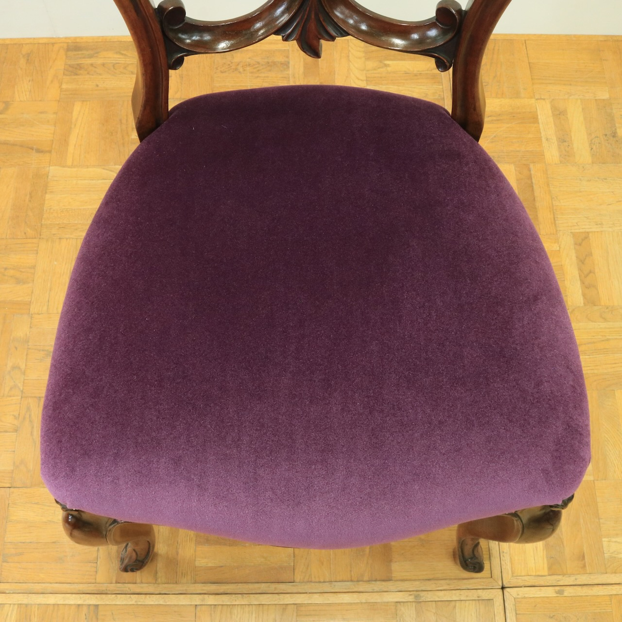 バルーンバックチェアー