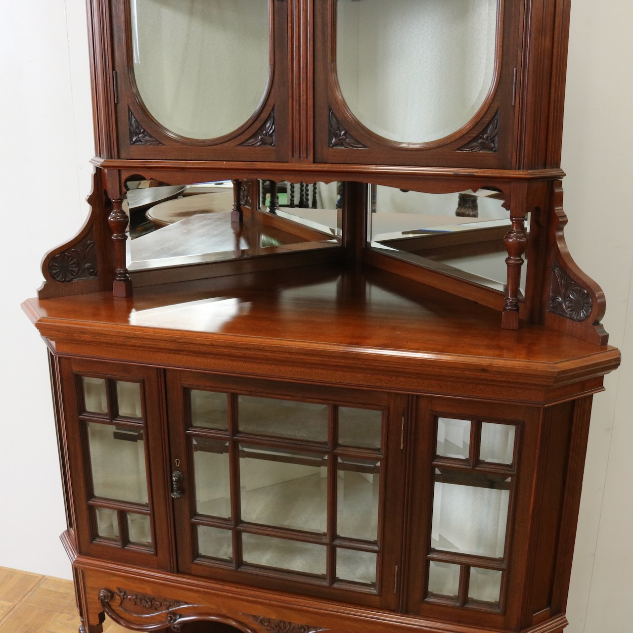 コーナーキャビネット