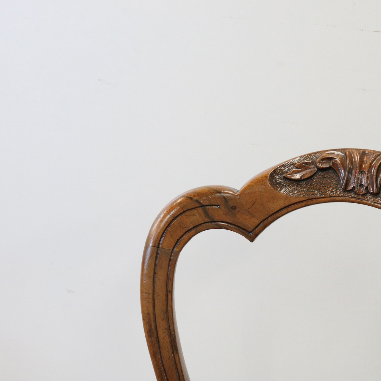 バルーンバックチェアー