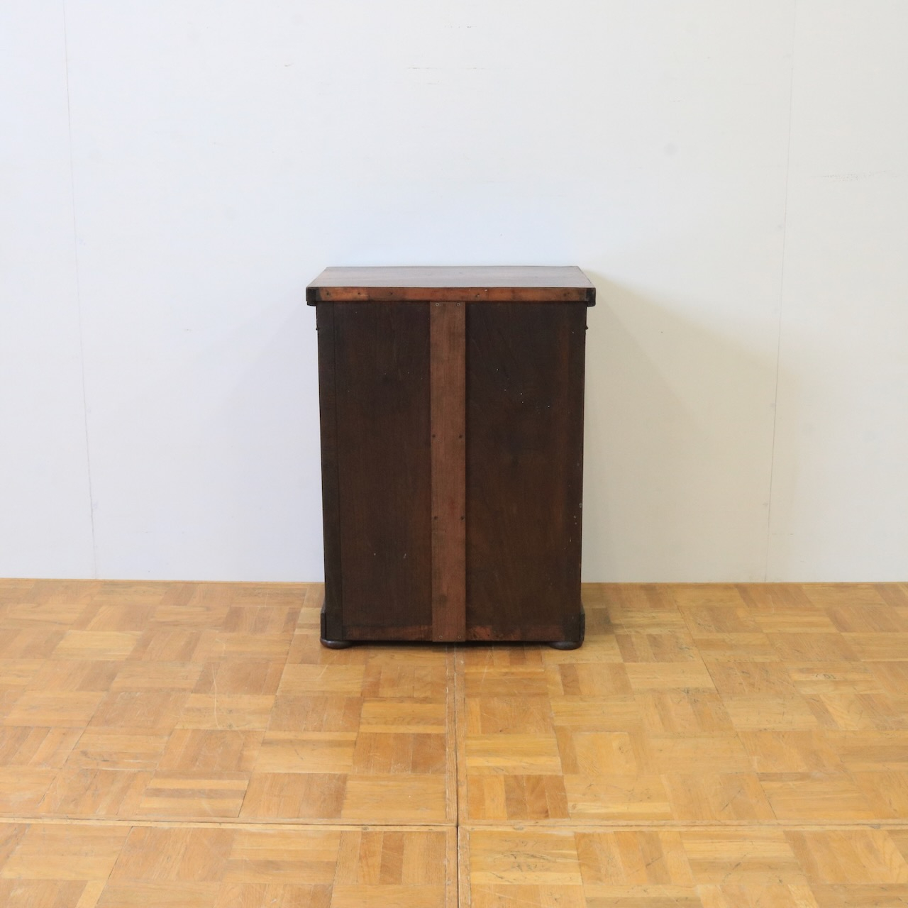 ベッドサイドチェスト