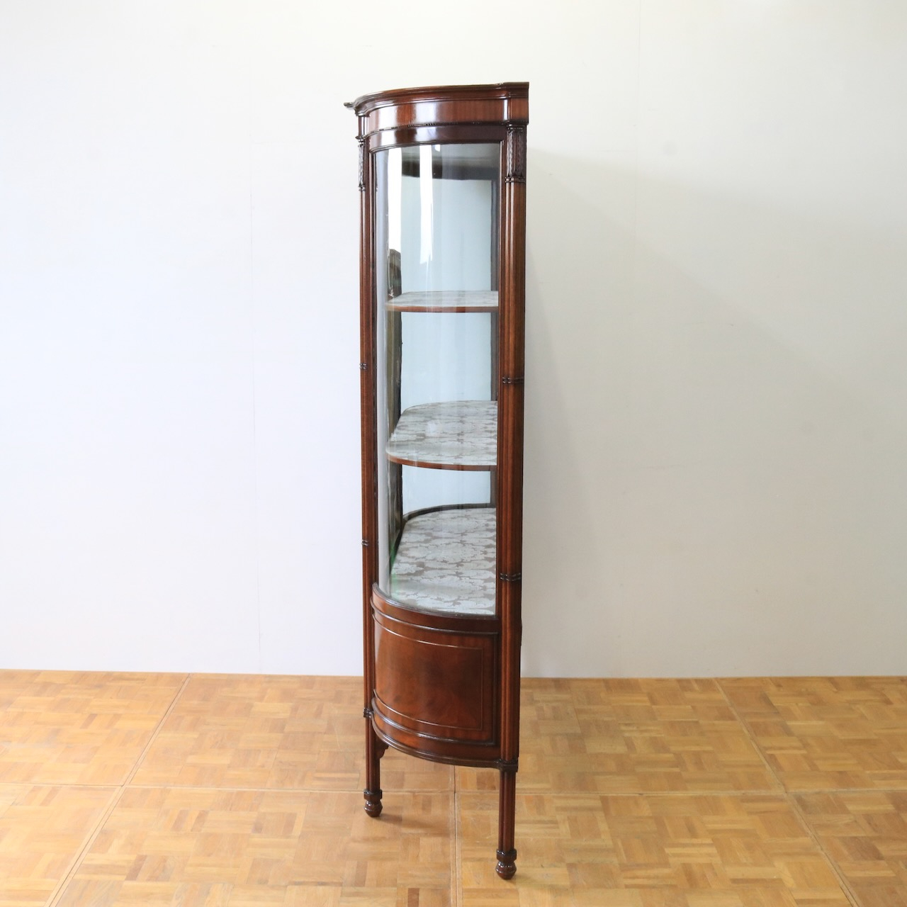 グラスキャビネット