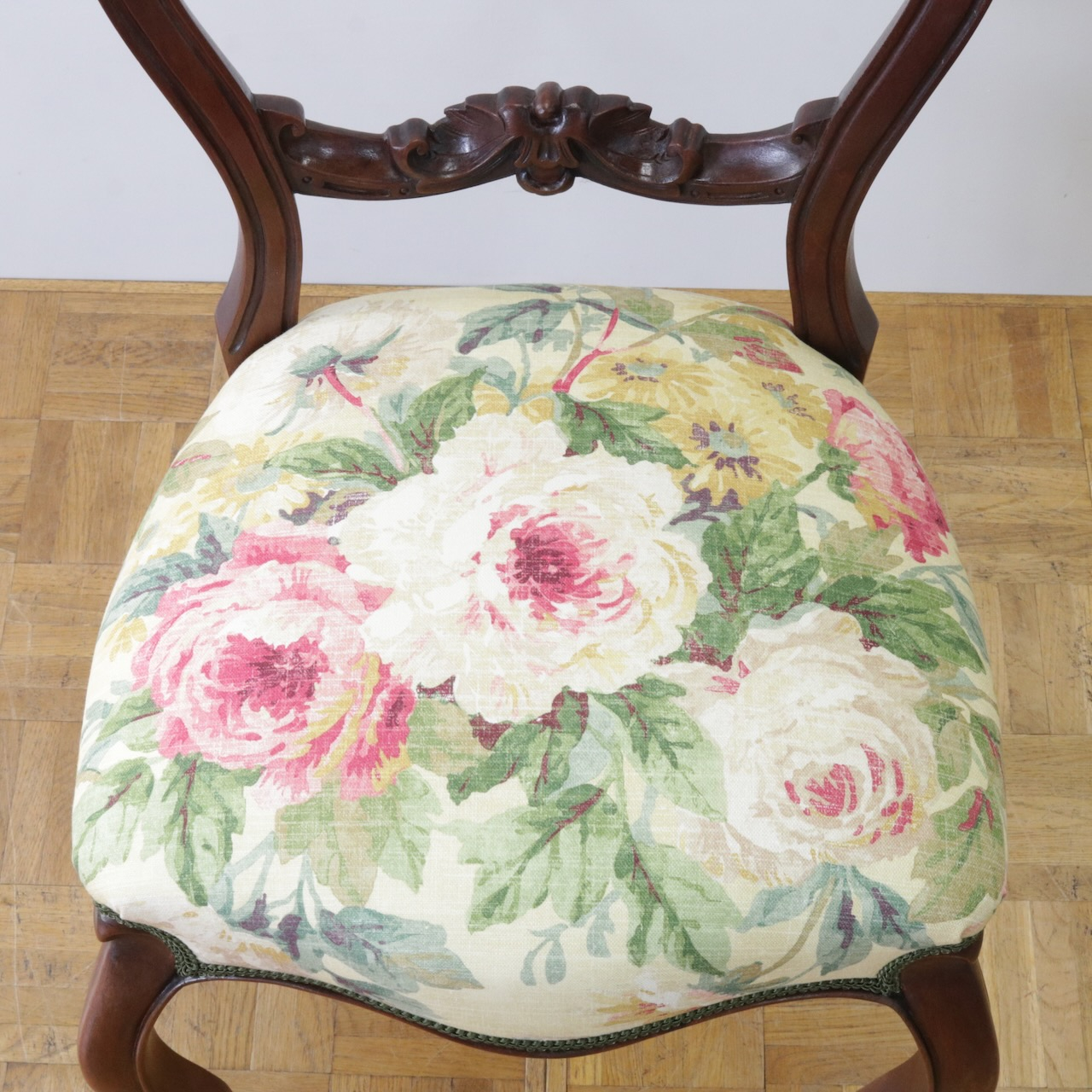 バルーンバックチェアー