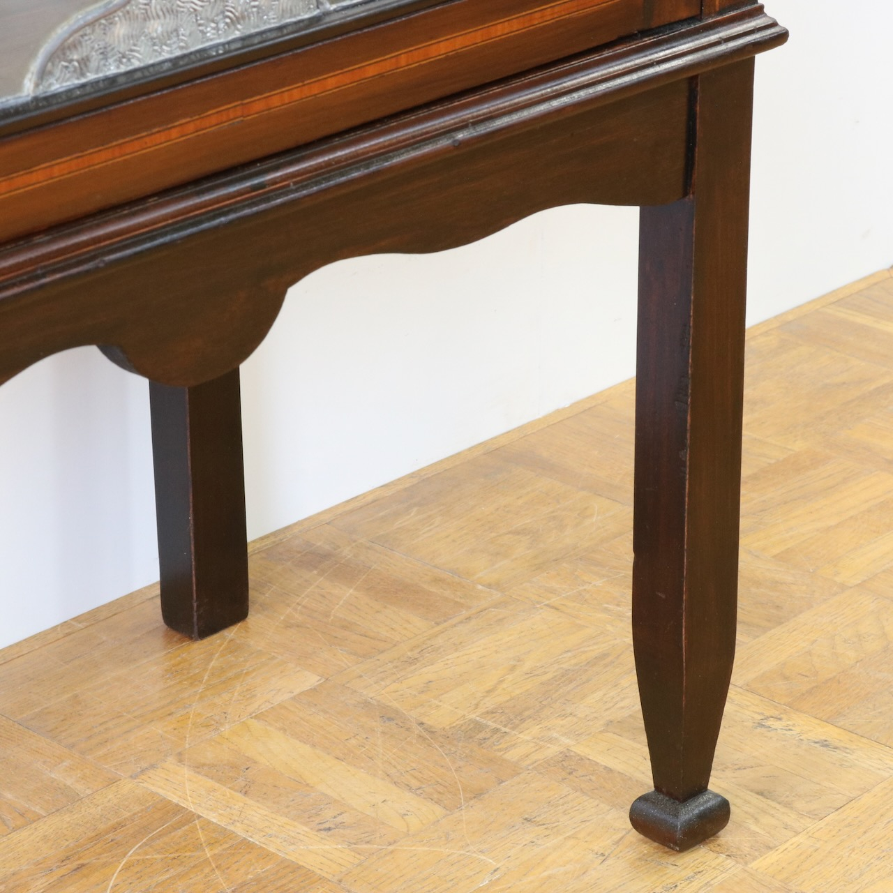 グラスキャビネット