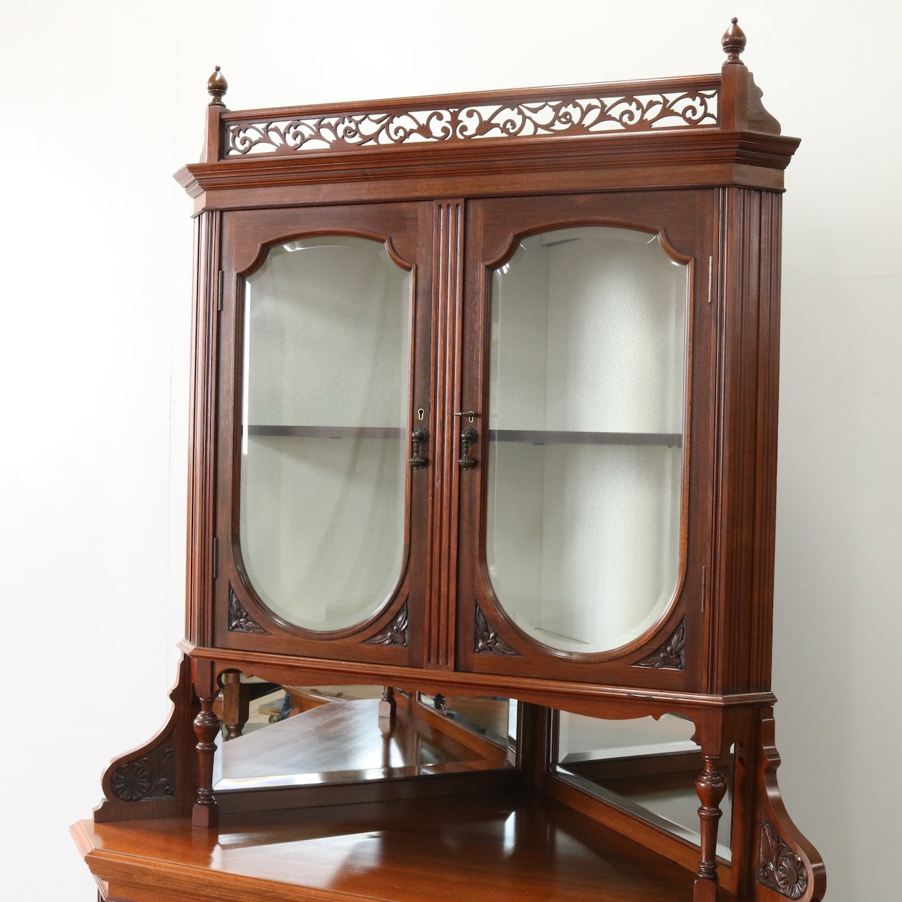 コーナーキャビネット