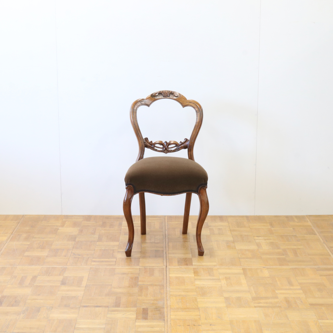 バルーンバックチェアー