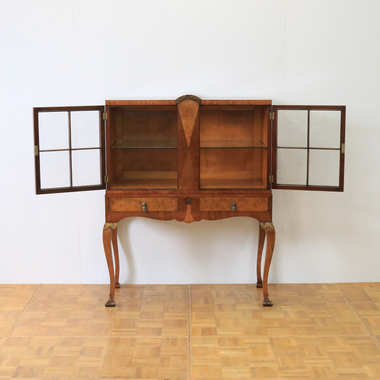 グラスキャビネット