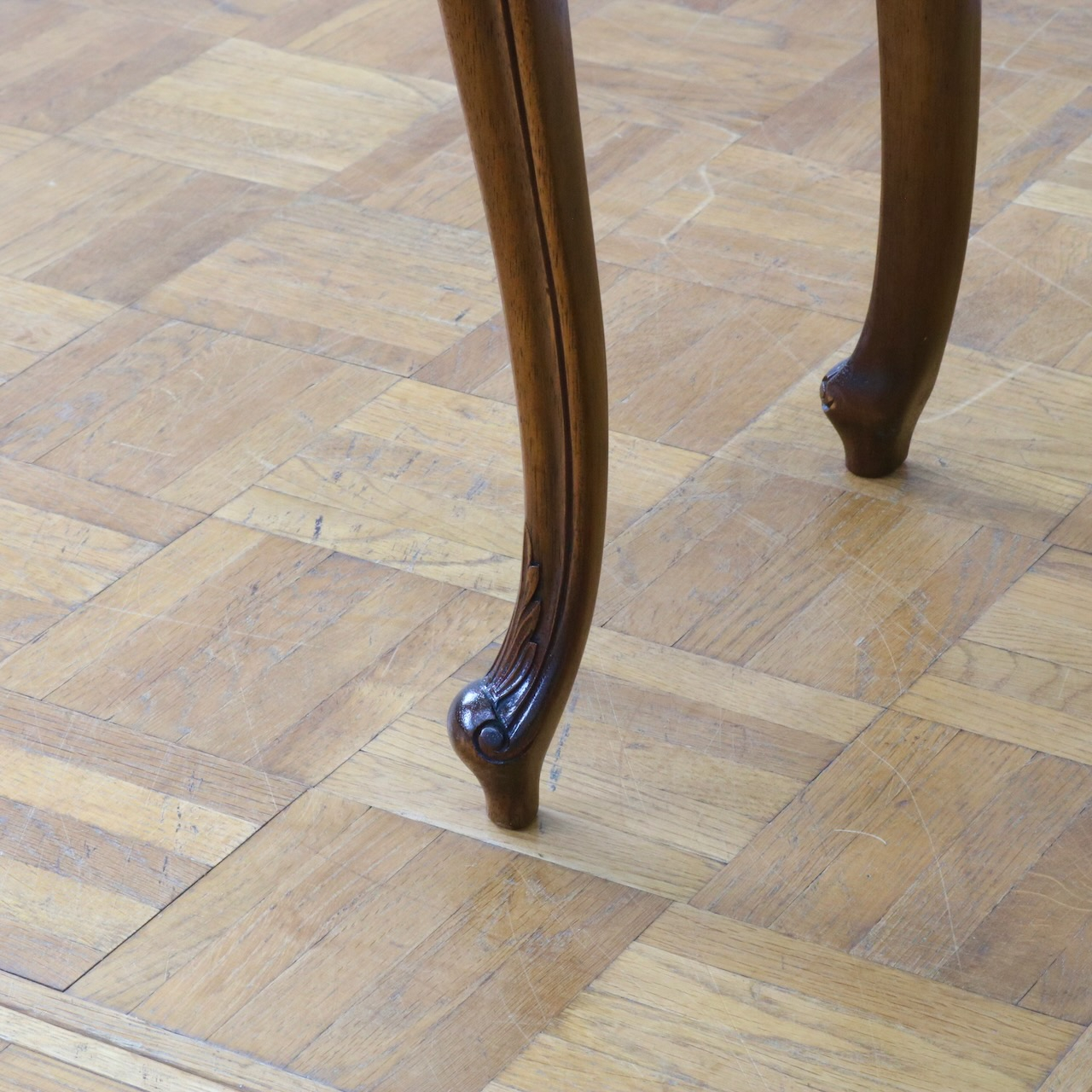 ペディスタルカップボード