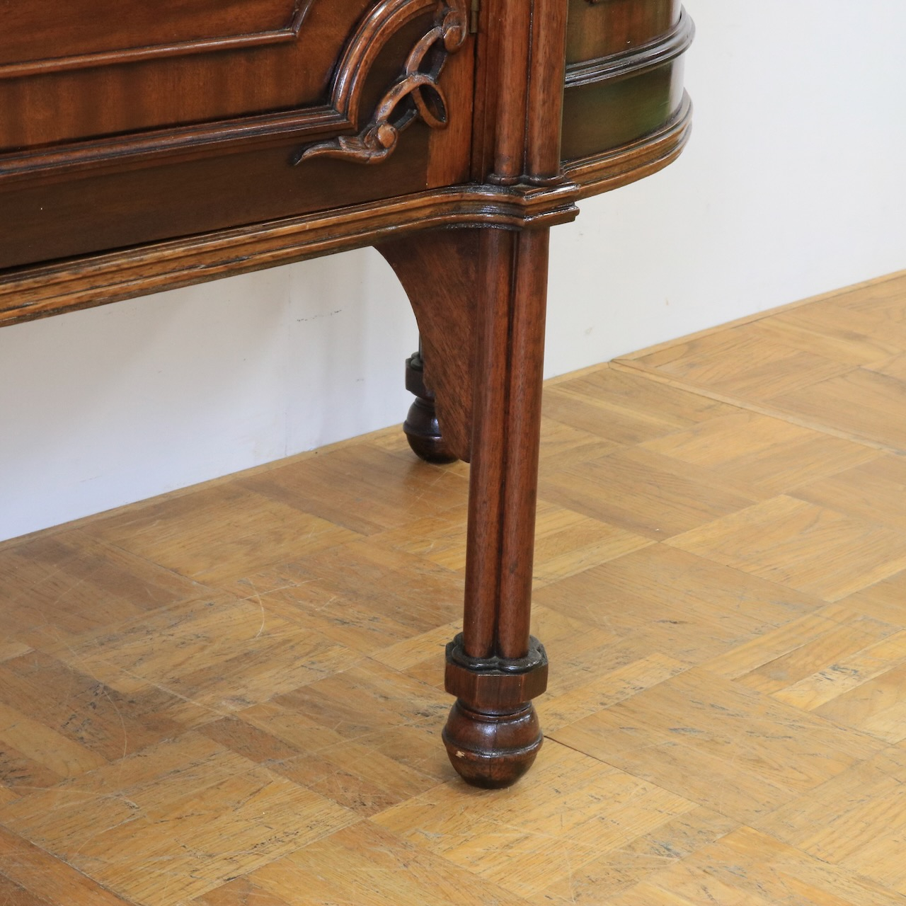 グラスキャビネット