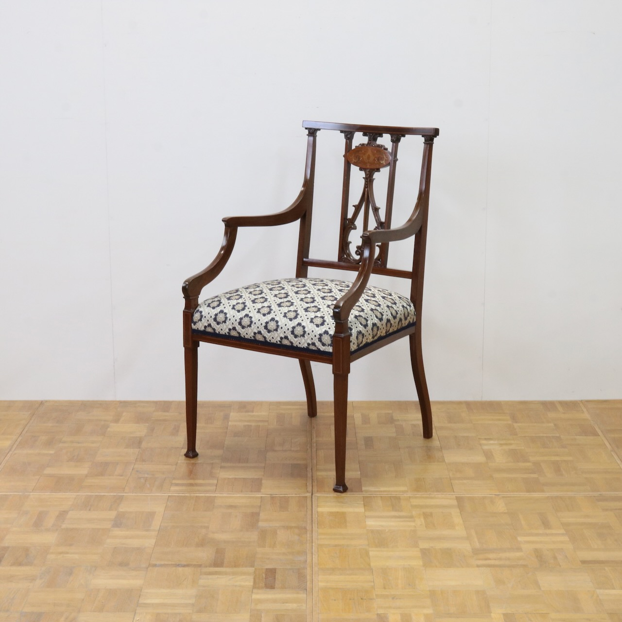 アームチェアー